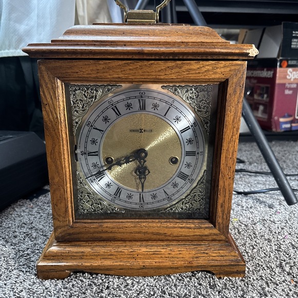 Howard Miller Graham Bracket Mantel Clock 612-437 Windsor Cherry Finish No Key